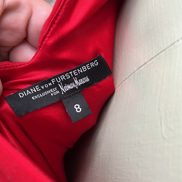 DIANE VONFURSTENBERG EXCLUSIVELY FOR
NIEMEN MARCUS RED SHEATH DRESS SIZE 8 - Picture 5 of 5